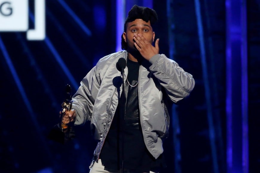 The Weeknd blows a kiss as he accepts the award for Top R&B Song for "The Hills" at the 2016 Billboard Awards in Las Vegas, Nevada, U.S., May 22, 2016.  REUTERS/Mario Anzuoni eeuu The Weeknd entrega de premios Billboard Music 2016 musica musico cantante galardonados premiados