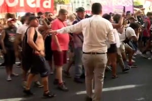 Desagradable momento pasó un comunicador en plena cobertura de los incidentes.