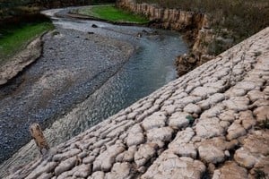 El lecho agrietado y seco del embalse de La Baells, actualmente al 24% de su capacidad, en Cataluña.