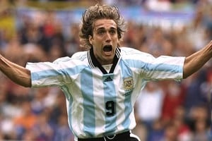 El clásico festejo del Bati-gol. Con la camiseta de la selección argentina, con la cual gritó 54 veces.