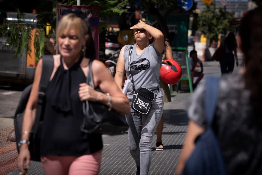 (240131) -- BUENOS AIRES, 31 enero, 2024 (Xinhua) -- Una mujer se cubre del sol durante una ola de calor, en la ciudad de Buenos Aires, capital de Argentina, el 31 de enero de 2024. Un total de 20 de las 24 provincias de Argentina se encuentran bajo alerta por una ola de calor agobiante que sacude el centro y el norte del país, fenómeno por el cual el Ministerio de Salud recomendó a la población hidratarse, evitar la actividad física y la exposición al sol, entre otras acciones. (Xinhua/Martín Zabala) (mz) (ah) (ra) (vf)