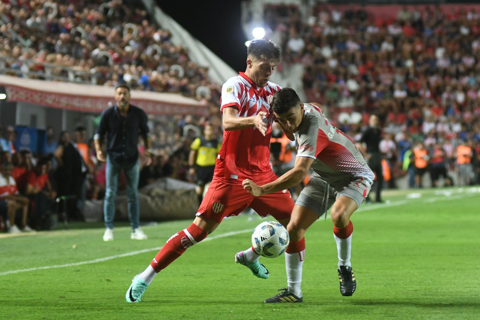 Por derecha, el tándem que establecieron Mauro Pittón y Vera por derecha siguió complicando. La pelota y el terreno era propiedad de Unión, que por momentos parecía que era el único equipo en la cancha, aunque sin peligrosidad. 