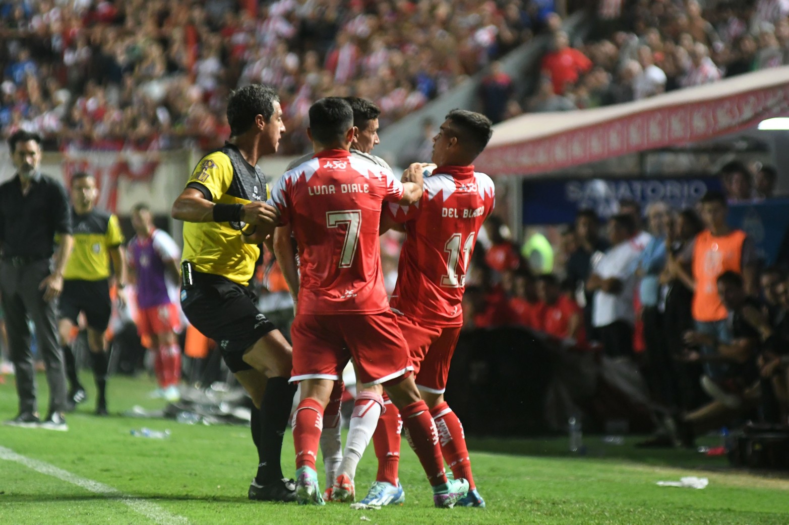 Algunos forcejeos. El juez Pablo Echeverría intenta calmar los ánimos. 