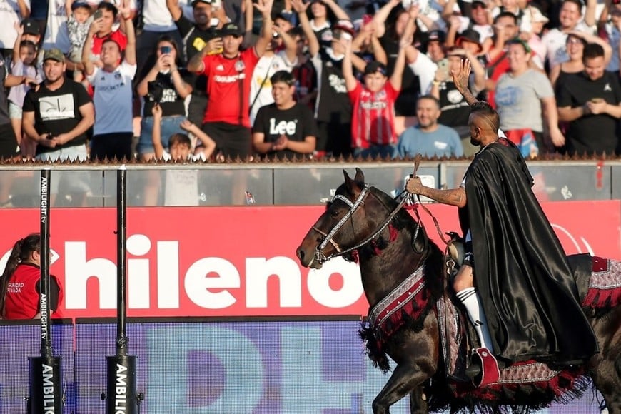 Arturo Vidal fue recibido por los hinchas del Colo-Colo.