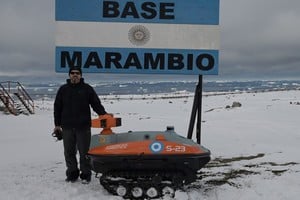 El entrerriano Sebastián Mirich, con una de las creaciones de AR Robotics, en la Antártida. Foto: Gentileza