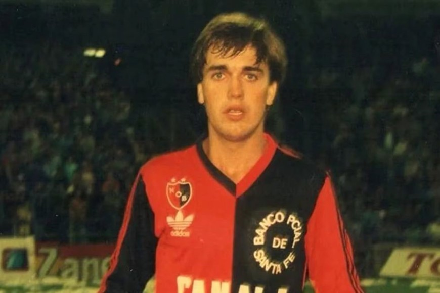Con la rojinegra. Su debut como futbolista profesional fue a los 19 años con la camiseta de Newell's, cuando el Piojo Yudica era el DT leproso.