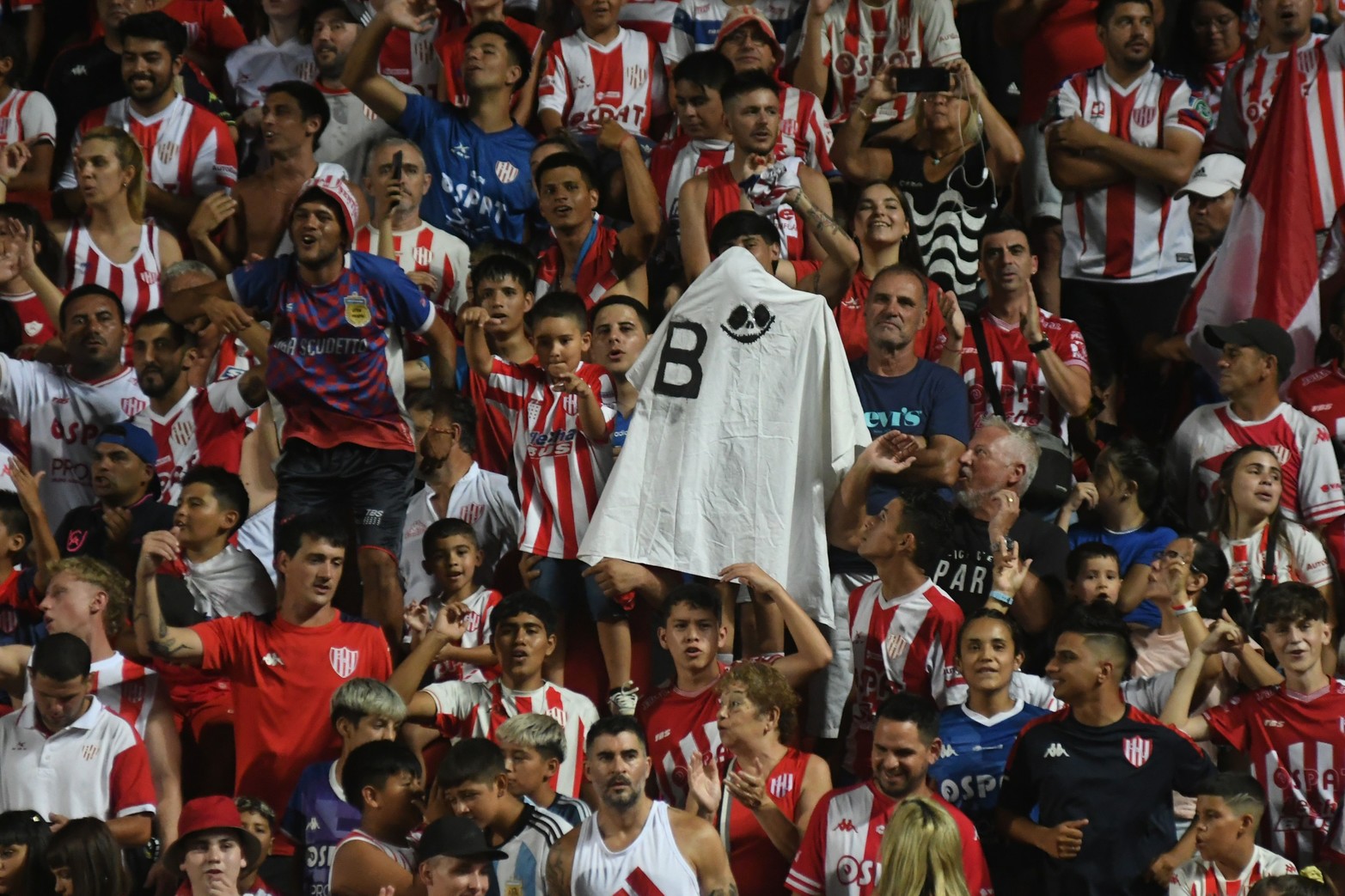 Las cargadas hacia "los primos" no faltaron entre los simpatizantes de Unión. 