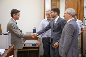 El gobernador saludó a los integrantes de la Fiscalía de Estado en su recorrido por la dependencia.