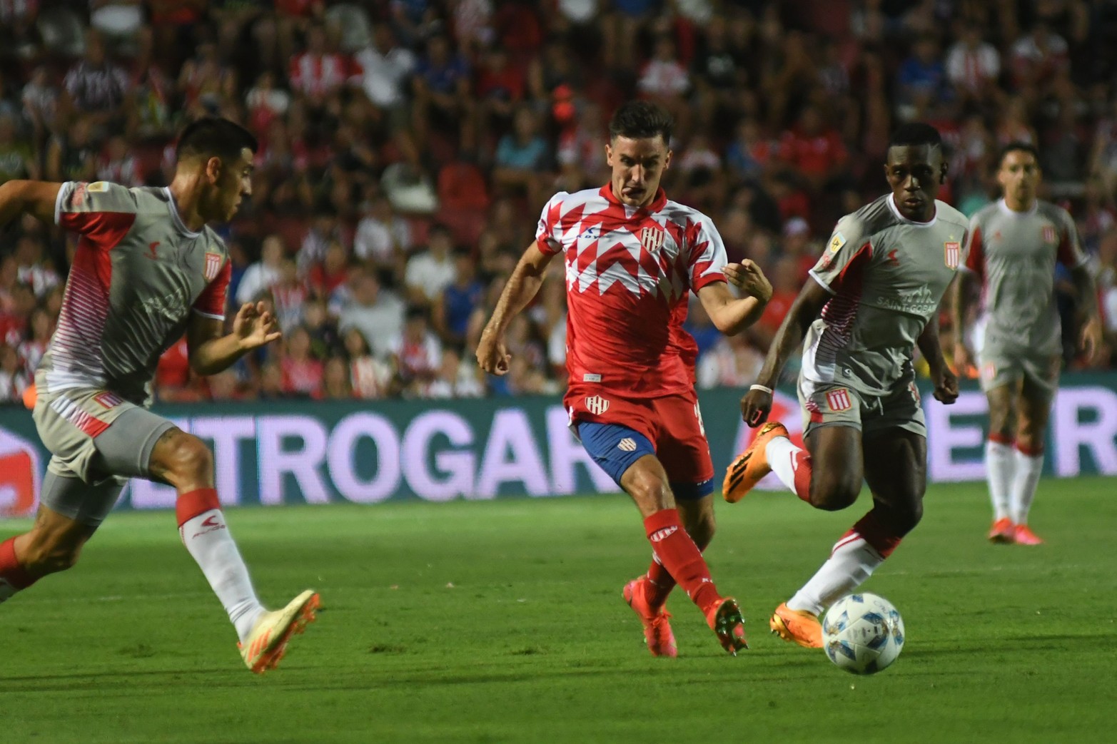 El partido fue parejo en el inicio, pero en el segundo tiempo hubo un solo equipo en la cancha y fue Unión. El oportunismo de Estudiantes le permitió llevarse una inmerecida victoria y hubo una jugada muy dudosa (penal por mano adentro del área pincharrata) que no vio Echavarría ni tampoco el VAR.