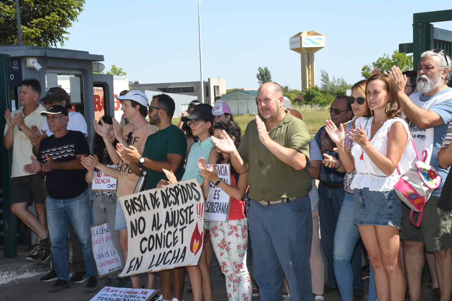 Los científicos preocupados. En el ingreso al Conicet Santa Fe se llevó una protesta.  