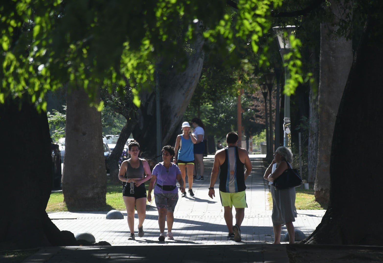 A no perder la rutina cuando hace calor. Los santafesinos aprovechan la primeras horas del día para salir a caminar. 