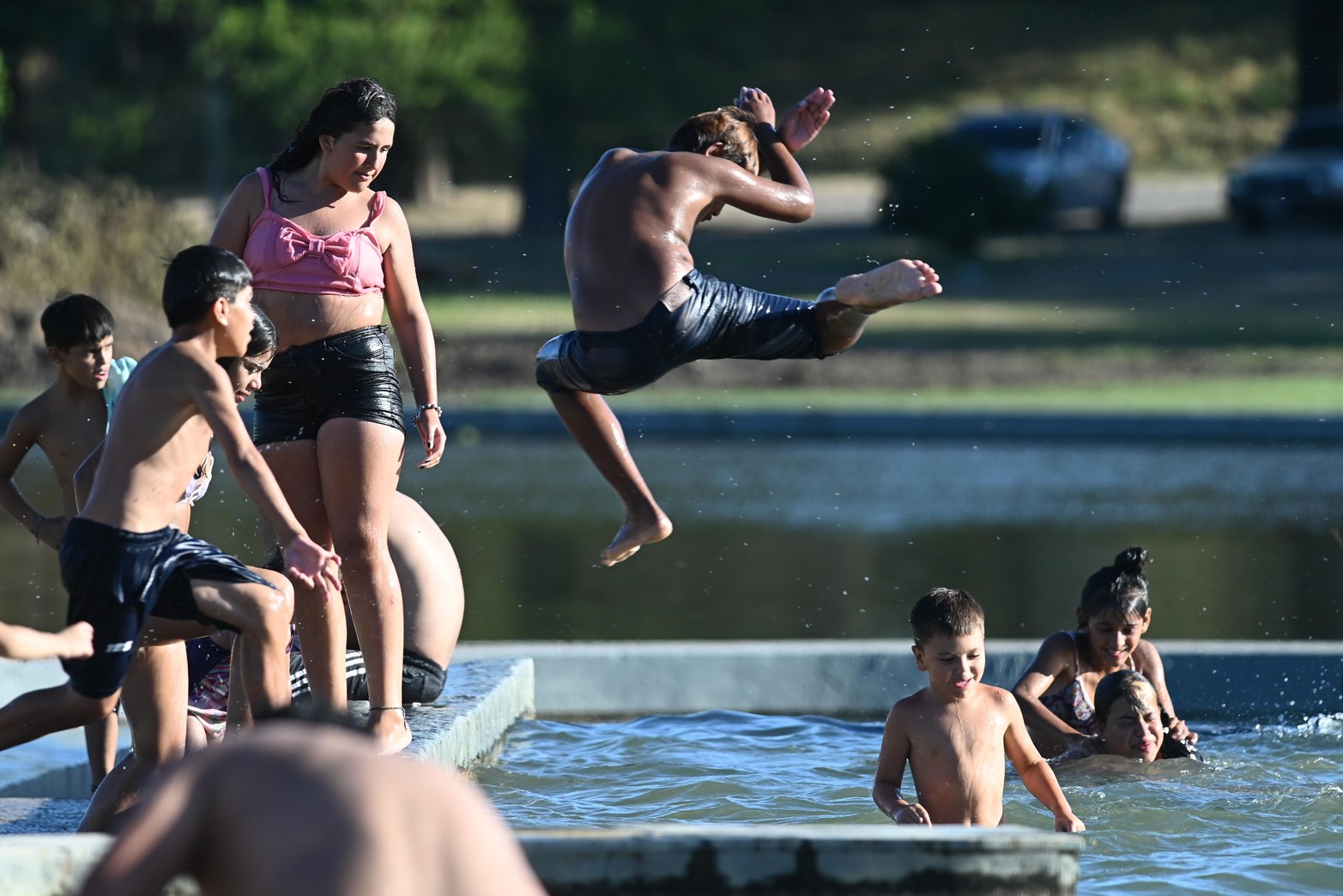 Jugando artes marciales en los piletones del Parque del Sur.