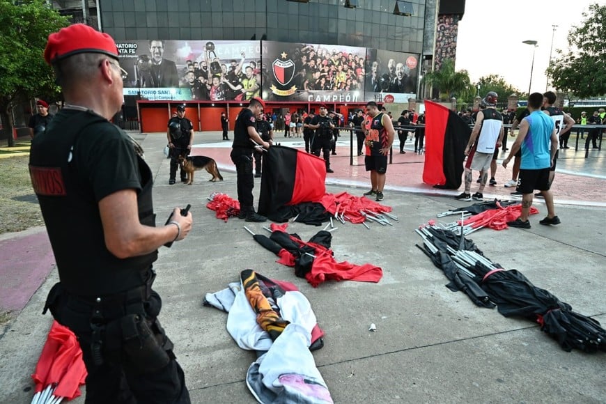 Operativo y previa de los hinchas rojinegros. Crédito: Mauricio Garín