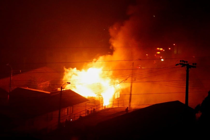 A house burns following the spread of wildfires in Vina del Mar, Chile February 3, 2024. REUTERS/Rodrigo Garrido