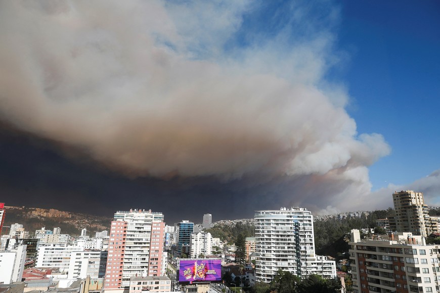 Smoke from wildfires blankets the sky in Vina Del Mar, Chile February 2, 2024. REUTERS/Rodrigo Garrido