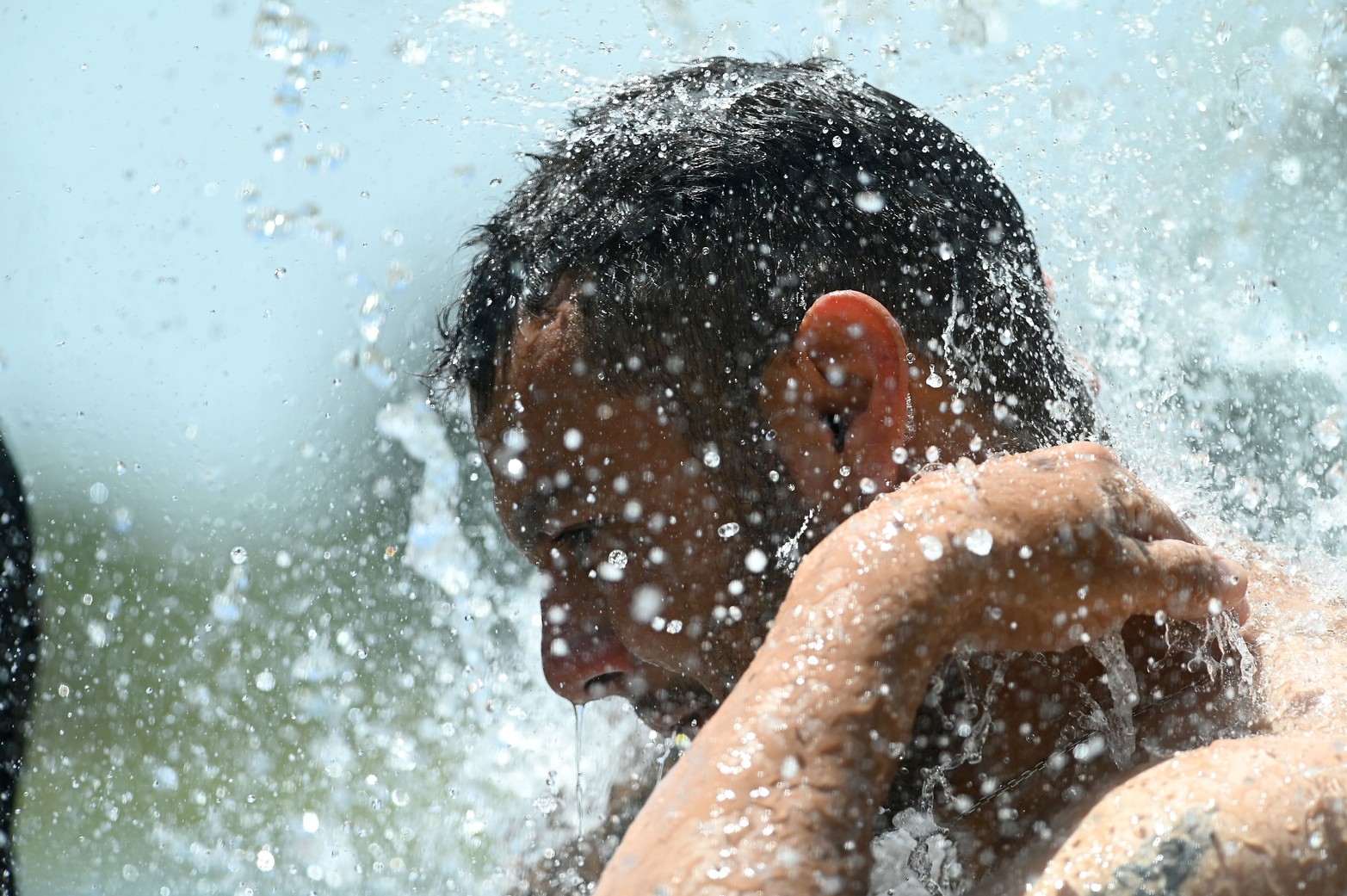 Una ducha la aire libre. Una de las formas de afrontar el calor en el Parque del Sur. 