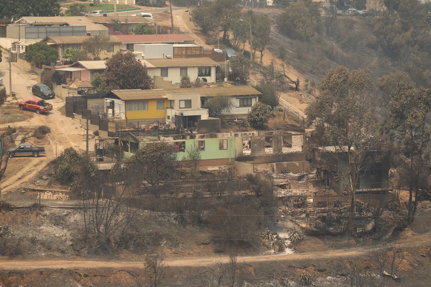(240203) -- VIÑA DEL MAR, 3 febrero, 2024 (Xinhua) -- Casas afectadas son vistas después de un incendio forestal, en Viña del Mar, Chile, el 3 de febrero de 2024. Chile decretó el sábado un toque de queda matutino en cuatro comunas de Valparaíso por incendios forestales que dejan al momento unas 9.000 hectáreas consumidas en la región costera, con al menos 1.000 casas destruidas, al menos 19 personas fallecidas y otras desaparecidas. (Xinhua/Str) (jv) (jg) (da)