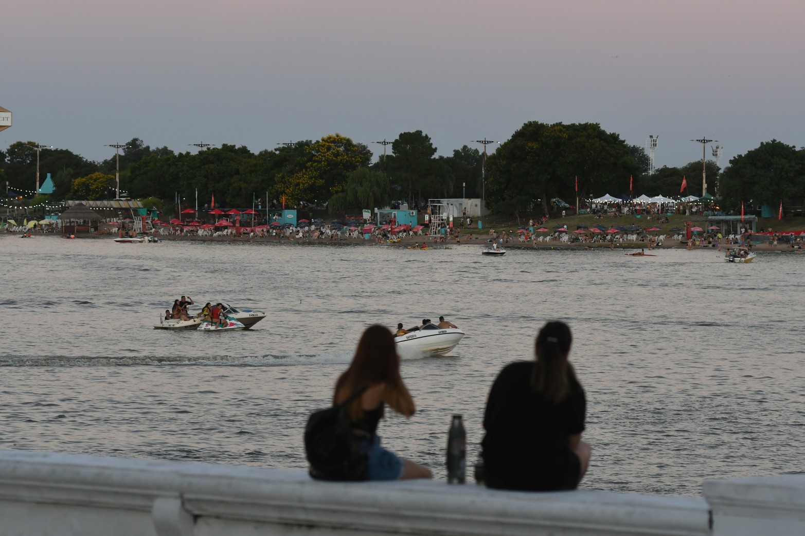 Cuando baja el sol, desde la costanera oeste. El mate siempre listo.
