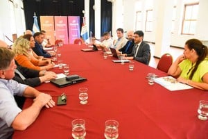 El gobernador y funcionarios en plena reunión con representantes del sector agropecuario santafesino.