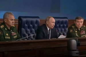 Vladímir Putin junto al ministro de Defensa ruso Serguéi Shoigú y el jefe de Estado Mayor, Valeri Guerásimov. Créditos: Liu Sivaya
