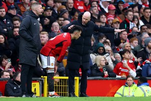 Soccer Football - Premier League - Manchester United v West Ham United - Old Trafford, Manchester, Britain - February 4, 2024
Manchester United's Lisandro Martinez with manager Erik ten Hag after sustaining an injury REUTERS/Carl Recine NO USE WITH UNAUTHORIZED AUDIO, VIDEO, DATA, FIXTURE LISTS, CLUB/LEAGUE LOGOS OR 'LIVE' SERVICES. ONLINE IN-MATCH USE LIMITED TO 45 IMAGES, NO VIDEO EMULATION. NO USE IN BETTING, GAMES OR SINGLE CLUB/LEAGUE/PLAYER PUBLICATIONS.
