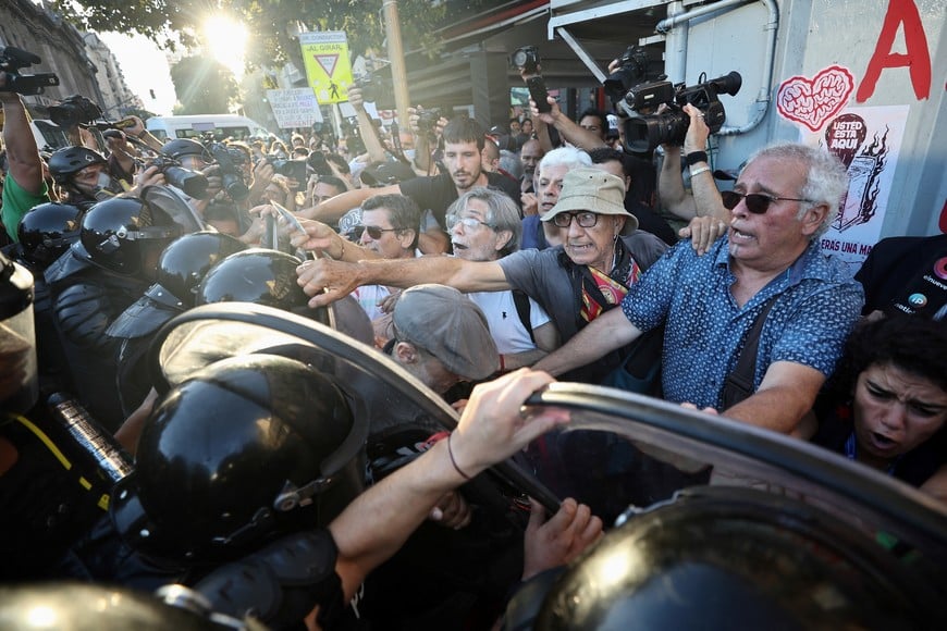 Momentos de tensión se vivieron puertas afuera del Congreso donde hubo manifestaciones en contra de la "ley ómnibus". El gobierno acusa a la izquierda y al kirchnerismo de agitar las protestas. Hubo detenidos y heridos, entre ellos una veintena de periodistas y reporteros gráficos.