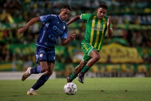 Debut y triunfo de Atlético. Gran festejo del plantel y cuerpo técnico en el vestuario del estadio Minella. Créditos: Telam