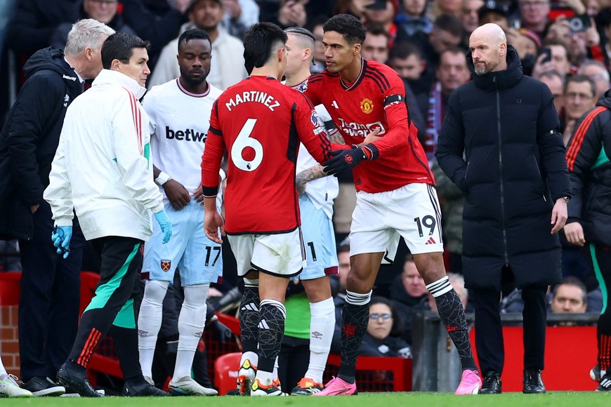 Varane compartió plantel con Lisandro Martínez. Créditos: REUTERS/Carl Recine.