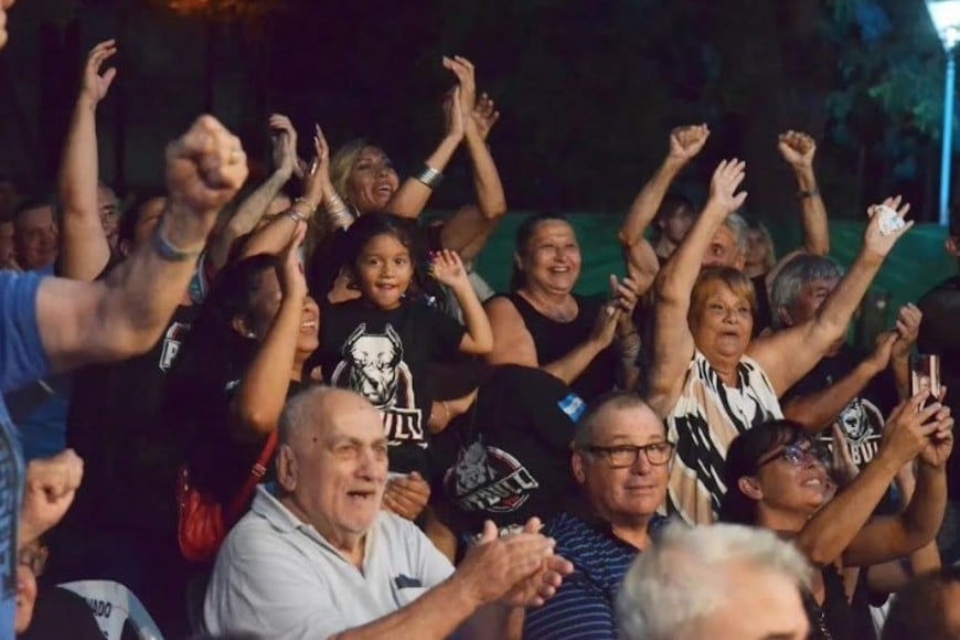 La gente de Gálvez enloqueció con su coterráneo sobre el ring. Crédito: Facebook Club Deportivo Jorge Newbery de Gálvez.