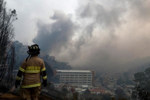 Los bomberos trabajan para controlar un incendio forestal en la región de Valparaíso, Chile. Créditos: Reuters