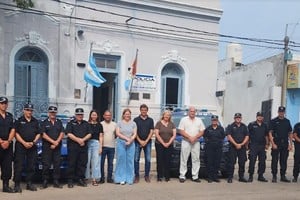 Scaglia y las autoridades políticas y policiales, frente al edificio de la Comisaría 2da. Crédito: Unidad Regional XV de Policía.
