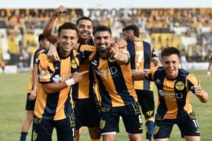 Festejo visitante. Atlanta debutó en la Primera Nacional 2024 derrotando 1 a 0 a Almirante Brown en Isidro Casanova.