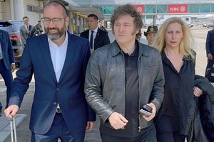Acompañado por su hermana Karina, la canciller Mondino y el rabino Wahnish, el líder libertario partió desde el Aeropuerto de Ezeiza para hacer escala en Roma y luego llegar a Tel Aviv. Crédito: Presidencia.