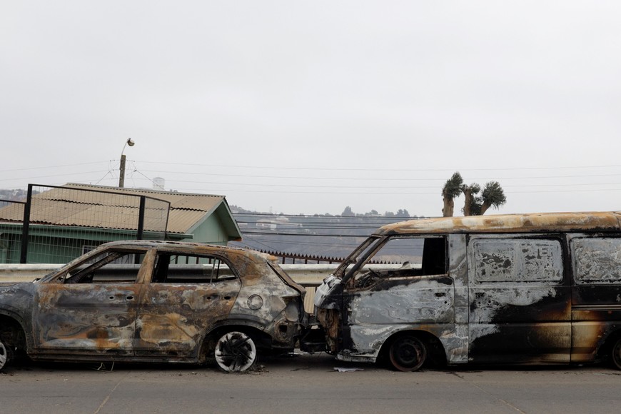 The remains of burnt cars stand on the side of the road following the spread of wildfires, in Vina del Mar, Chile February 4, 2024. REUTERS/Sofia Yanjari