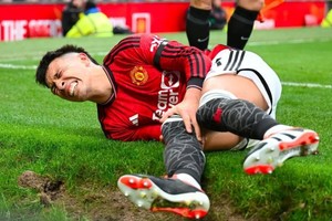 La imagen que preocupo a todos: los signos de dolor de Lisandro Martínez tras la jugada.