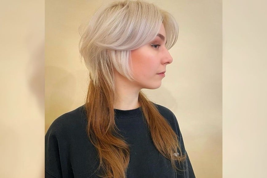 El jellyfish haircut suele ir acompañado de un flequillo recto y voluminoso, pero también se puede dejar más ligero y desmechado.