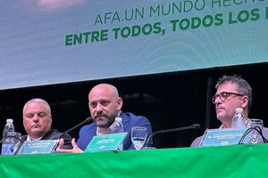 El ministro Puccini durante la asamblea de Agricultores Federados Argentinos.