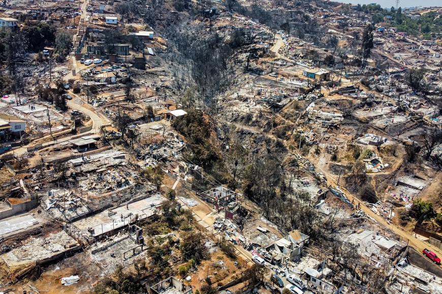 (240205) -- VIÑA DEL MAR, 5 febrero, 2024 (Xinhua) -- Imagen tomada con un dron el 5 de febrero de 2024 de casas destruidas después de un incendio forestal, en Viña del Mar, Chile. El número de las personas fallecidas por los incendios forestales que afectan a la región chilena de Valparaíso, en la zona central del país sudamericano, aumentó a 122, informó el lunes el Gobierno de Chile. (Xinhua/Str) (jv) (rtg) (ah) (vf)