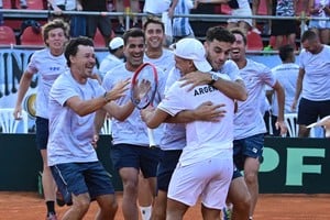 El festejo argentino tras el punto que les dio el pase a las Finales de la Copa Davis. Crédito: Télam
