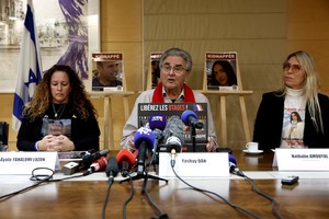 Conferencia de prensa con representantes de las familias de los rehenes franceses retenidos por Hamas, este 6 de febrero en París, Francia. El lema dice "Liberen a los rehenes". Foto: Reuters