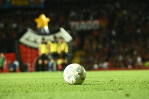 Que no se manche. Colón, el verde césped, la pelotita y la pasión inagotable de su gente. Luego del debut con triunfo, en el camino se cruza Atlanta con Marito Sciacqua. Crédito: Mauricio Garín.