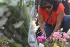 Ciudadanos se acercan a dejar sus ofrendas florales frente a la casa del expresidente chileno fallecido este martes.