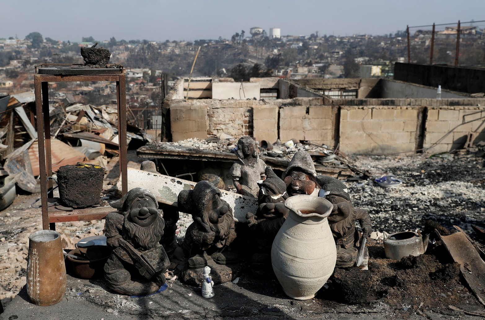 Restos de casas quemadas tras la propagación de incendios forestales en Viña del Mar,