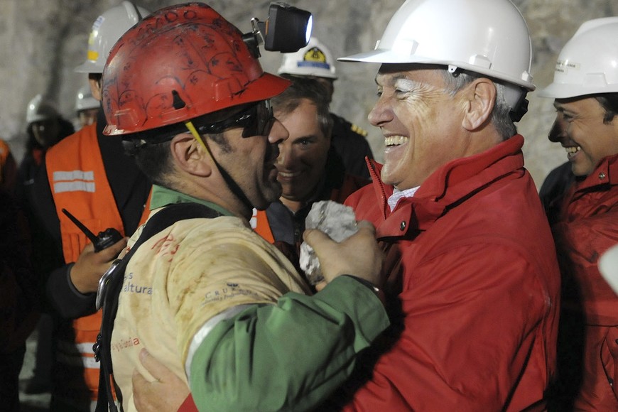 Mario Sepulveda minero numero 2 en salir de la mina saluda al presidente sebastian   33 mineros rescatados chile derrumbe en mina de cobre san jose 33 mineros quedan atrapados en mina de cobre operativo rescate

Chilean miner Mario Sepulveda embraces President Sebastian Pinera after he became the second miner to be rescued at the San Jose mine in Copiapo in this October 13, 2010 handout photo. The 33 trapped miners began the trip of nearly half a mile through solid rock in a shaft just wider than a man's shoulders on Tuesday night, as their two month ordeal after a cave-in draws to an end.    REUTERS/Jose Manuel de la Maza-Chilean Presidency/Handout (CHILE - Tags: POLITICS DISASTER SOCIETY) THIS IMAGE HAS BEEN SUPPLIED BY A THIRD PARTY. IT IS DISTRIBUTED, EXACTLY AS RECEIVED BY REUTERS, AS A SERVICE TO CLIENTS chile copiapo Mario Sepulveda sebastian piñera pinera chile derrumbe en mina de cobre san jose 33 mineros quedan atrapados en mina de cobre operativo de rescate operativo san lorenzo