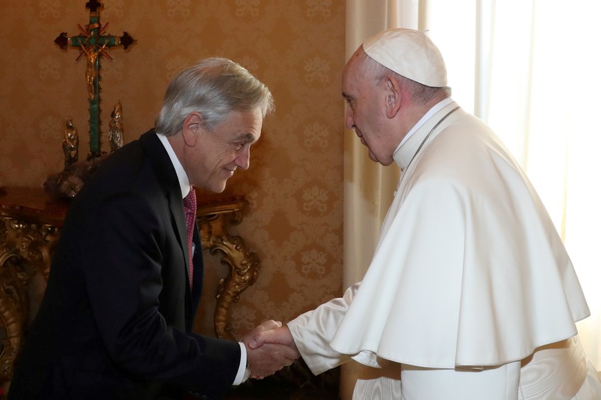 Chile's President Sebastian Pinera meets Pope Francis during a private audience at the Vatican October 13, 2018. REUTERS/Alessandro Bianchi/Pool vaticano roma italia papa francisco Sebastian Piñera audiencia privada con el presidente chile encuentro sumo pontifice mandatario chileno actividad papal