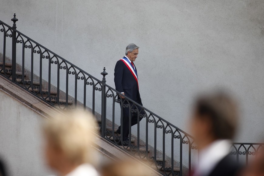 Chile's new President Sebastian Pinera walks down the stairs before an official picture with his Ministers at the La Moneda Presidential Palace at Santiago March 12, 2010. The ground shook and buildings swayed as billionaire Sebastian Pinera took over as Chile's president on Thursday, tasked with rebuilding after a massive earthquake killed hundreds just 12 days ago. REUTERS/Edgard Garrido  (CHILE - Tags: POLITICS DISASTER) santiago de chile sebastian piñera asuncion del nuevo presidente de chile ceremonia asuncion