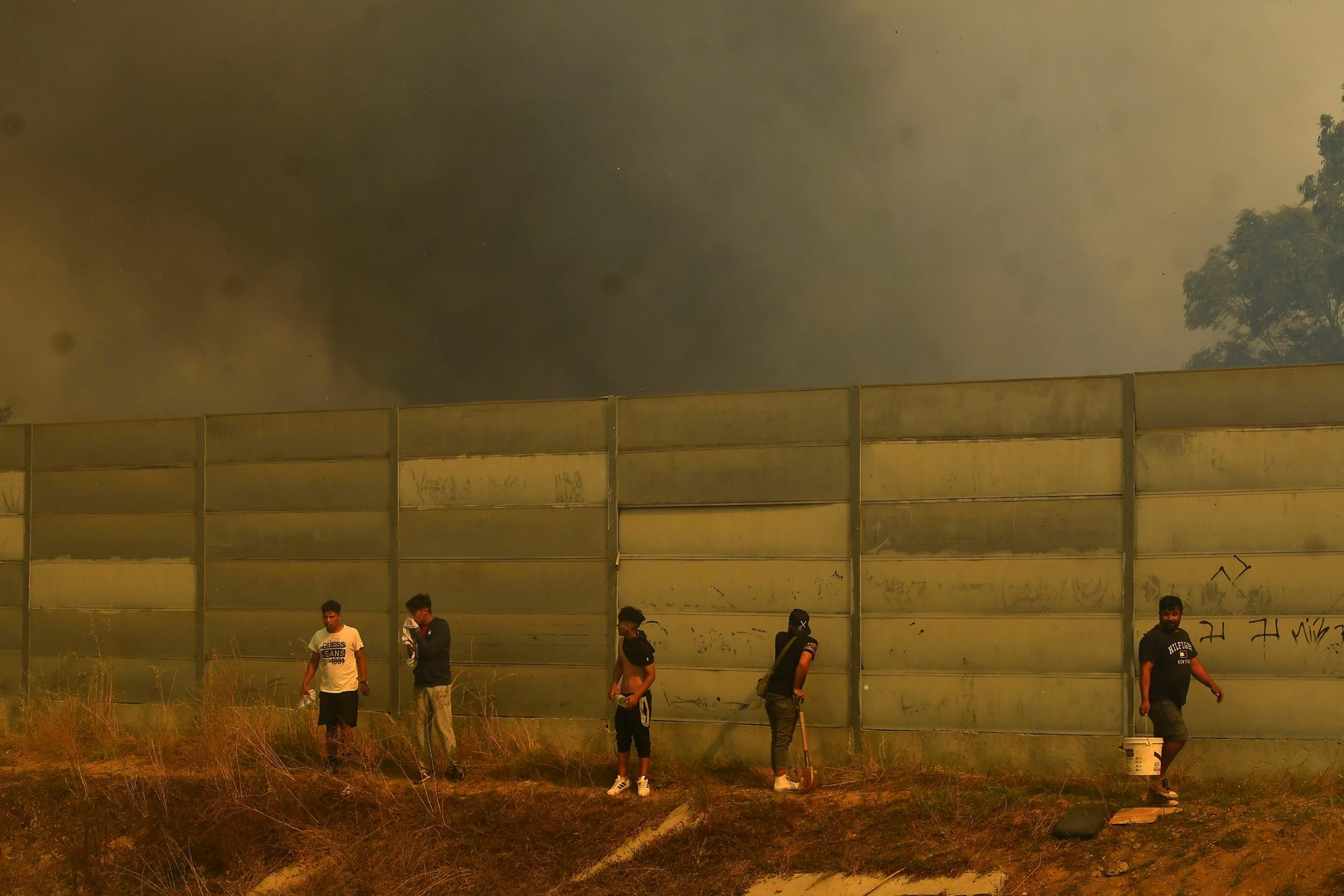 Vecinos combatiendo un incendio forestal, en Viña del Mar. El Gobierno chileno informó la noche del domingo al menos 112 personas muertas en los incendios que arrasan miles de hectáreas en la región de Valparaíso, en la zona central del país sudamericano, en medio del verano austral.