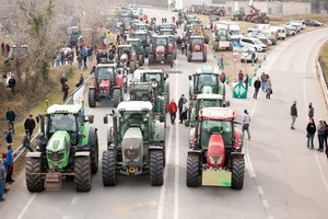 Farmers block an N-II road with their tractors as they protest over price pressures, taxes and green regulation, grievances shared by farmers across Europe, in Medina near Girona, Spain, February 6, 2024. REUTERS/Albert Gea
