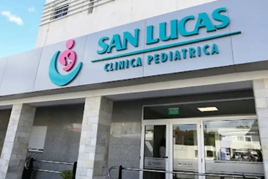 La menor está internada en terapia intensiva en la clínica pediátrica San Lucas.