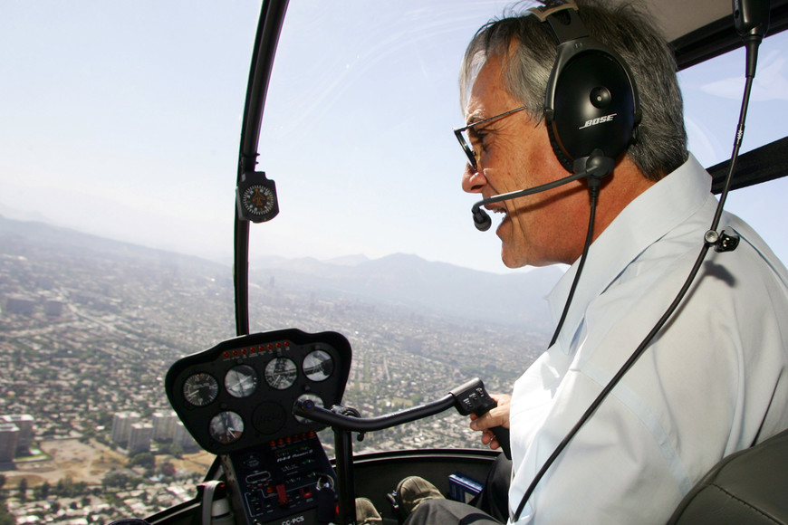 chilean right_wing opposition alliance's presidential candidate sebastian pinera reacts while he pilots his helicopter after the presidential election in santiago, january 15, 2006. chileans are voting on sunday in a runoff presidential election to choose between conservative billionare pinera and socialist michelle bachelet. reuters_comando pinera_handout sebastian piñera candidato de derecha  helicoptero santiago de chile chile elecciones triunfo partido socialista dia eleccion recorrido aereo